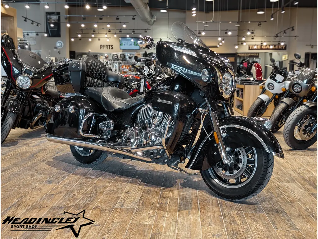 2020 Indian Motorcycle Roadmaster // Thunder Black Pearl