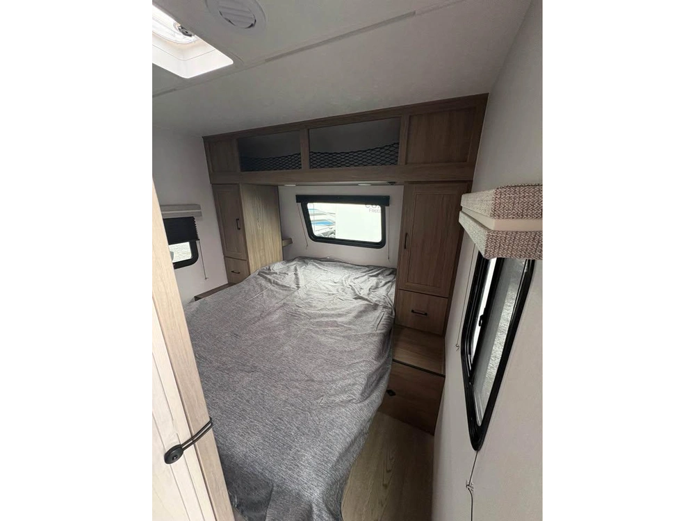 2025 Coachmen Fr. Express 31se alt