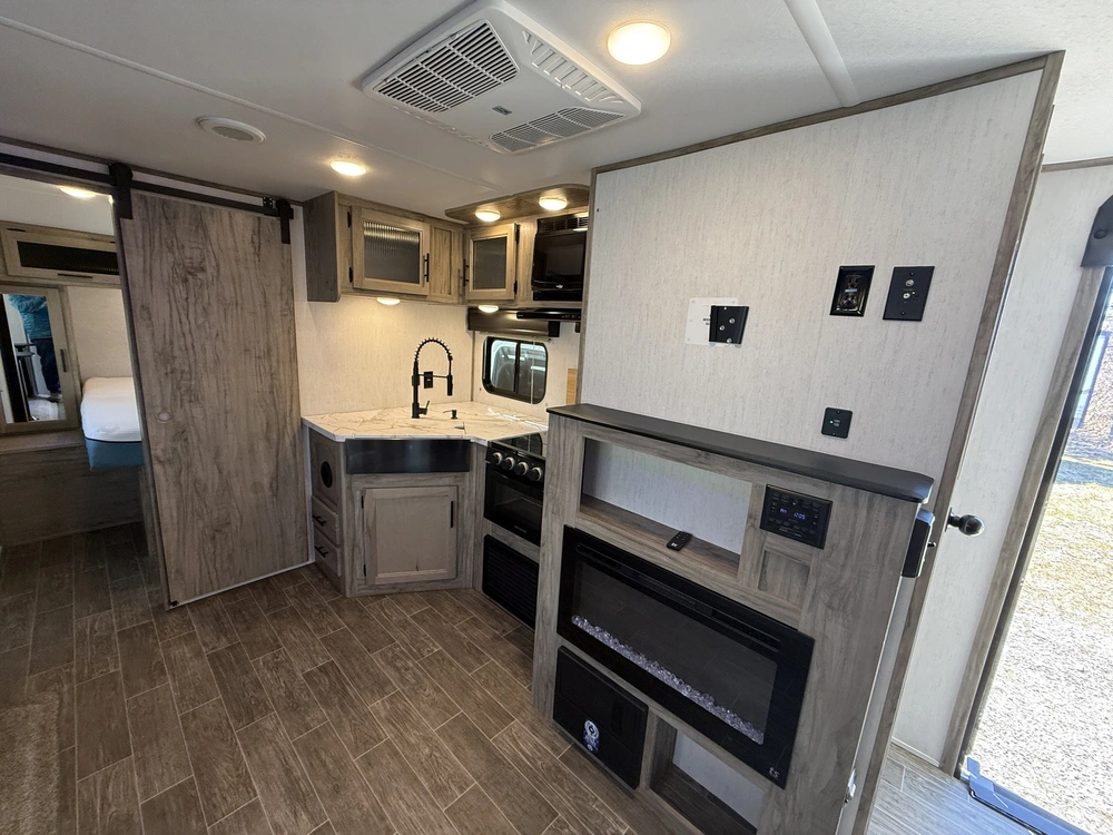 Cherokee Aw22sw Alpha Wolf 2022 alt