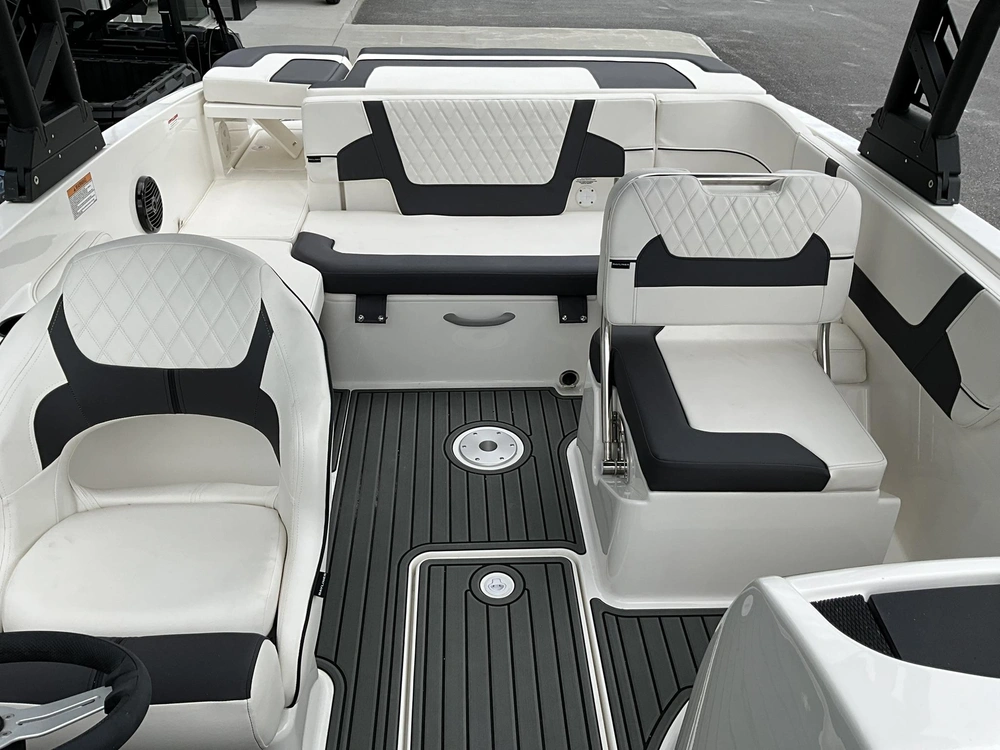 Bayliner Vr6 2025 alt
