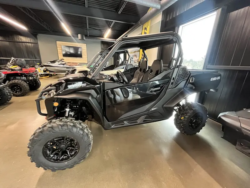 2025 Can-Am COMMANDER 700 XT