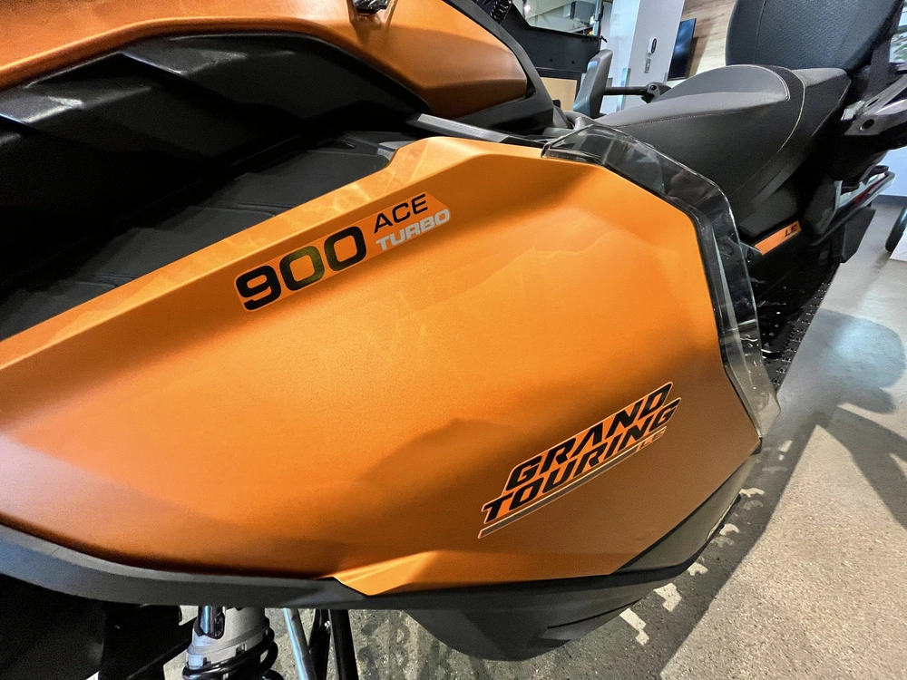 Ski-doo Grand Touring Le W/ Platinum Pkg 900 Ace Turbo Silent Ice Track Ii 1.25'' E.s. W/ 10.25'' Touchscreen 2025 alt