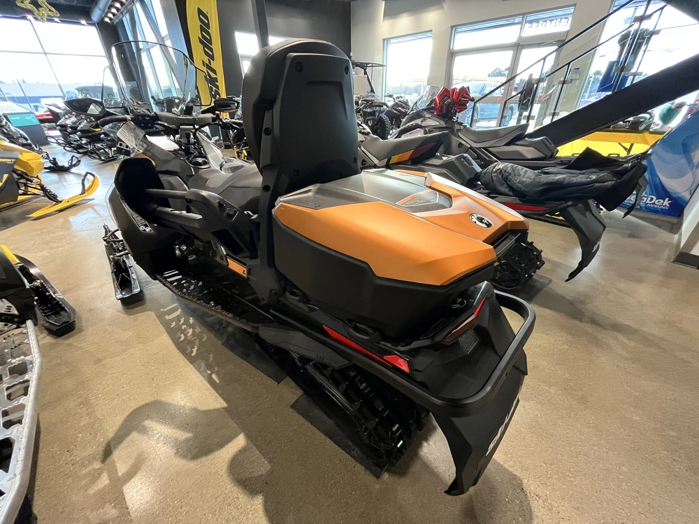 Ski-doo Grand Touring Le W/ Platinum Pkg 900 Ace Turbo Silent Ice Track Ii 1.25'' E.s. W/ 10.25'' Touchscreen 2025 alt