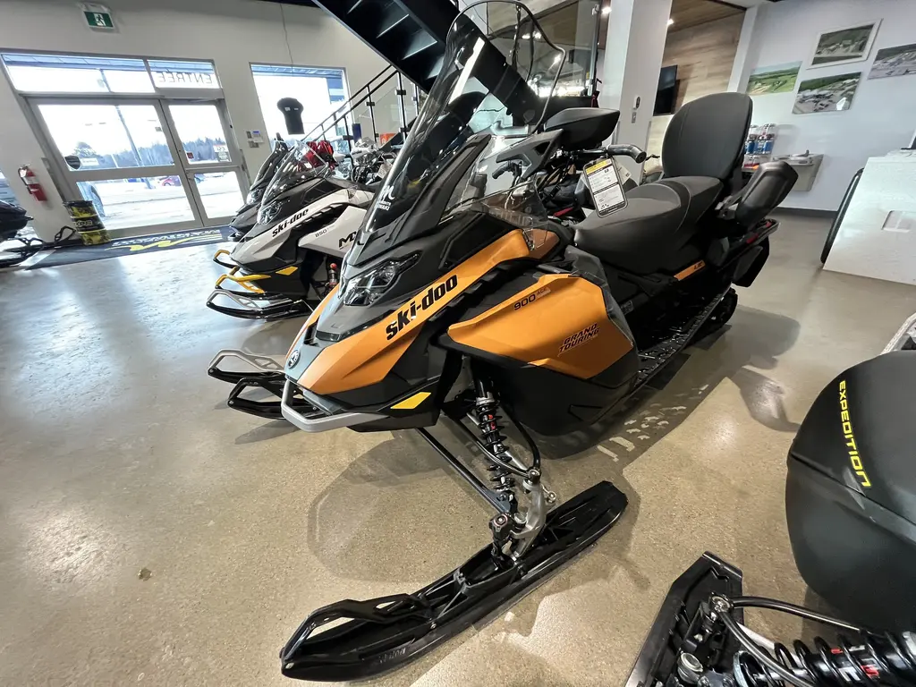 Ski-Doo GRAND TOURING LE w/ PLATINUM Pkg 900 ACE Turbo Silent Ice Track II 1.25'' E.S. w/ 10.25'' Touchscreen 2025