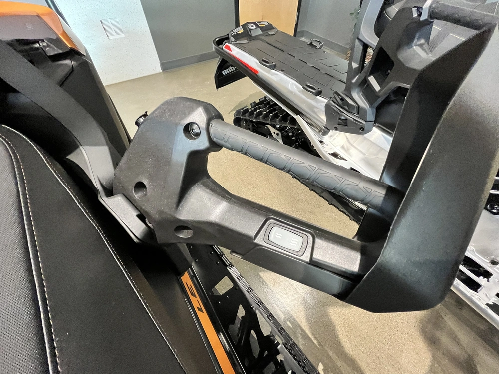 Ski-doo Grand Touring Le W/ Platinum Pkg 900 Ace Turbo Silent Ice Track Ii 1.25'' E.s. W/ 10.25'' Touchscreen 2025 alt