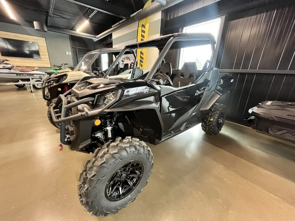2025 Can-Am COMMANDER 700 XT 