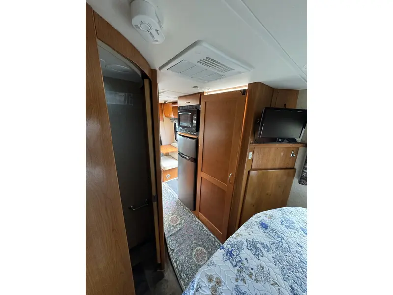 2011 LEISURE TRAVEL UNITY 24IB