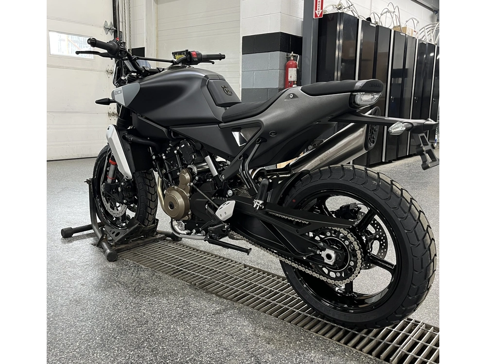 Husqvarna Svartpilen 801 2025 alt