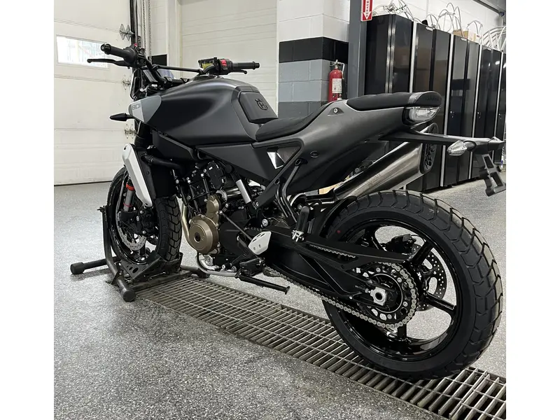 2025 Husqvarna SVARTPILEN 801