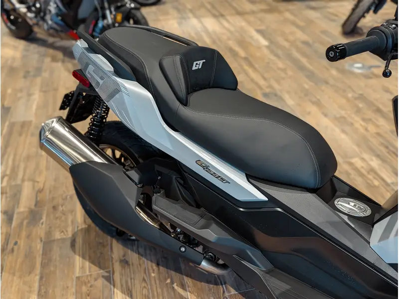 2025 BMW C 400 GT // Diamond White Metallic