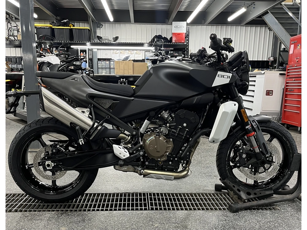 Husqvarna Svartpilen 801 2025 alt