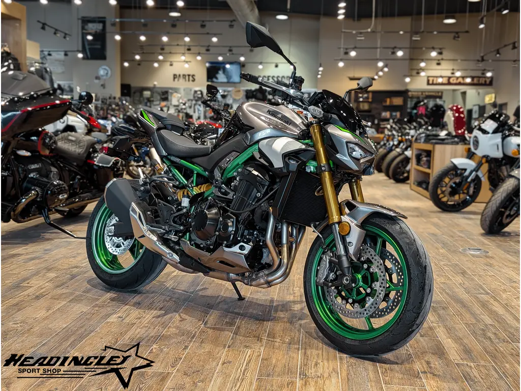 2025 Kawasaki Z900 SE // Metallic Graphite Gray/Ebony