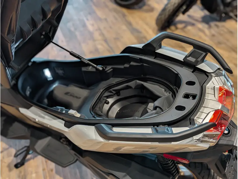 2025 BMW C 400 GT // Diamond White Metallic