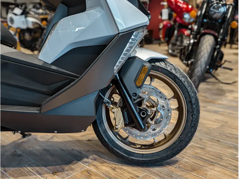 2025 BMW C 400 GT // Diamond White Metallic