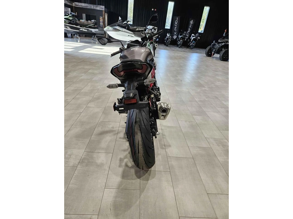 Kawasaki Z900 2025 alt