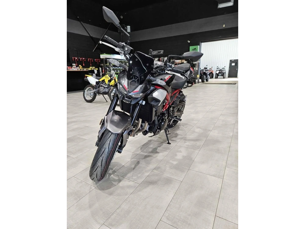 Kawasaki Z900 2025 alt