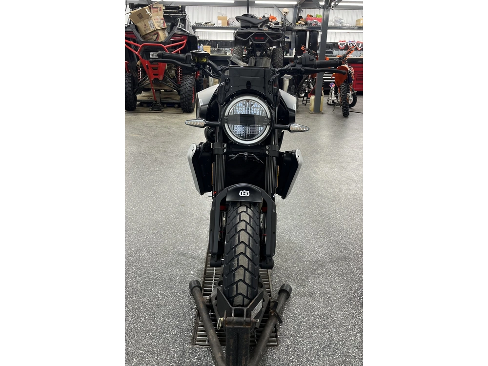 Husqvarna Svartpilen 801 2025 alt