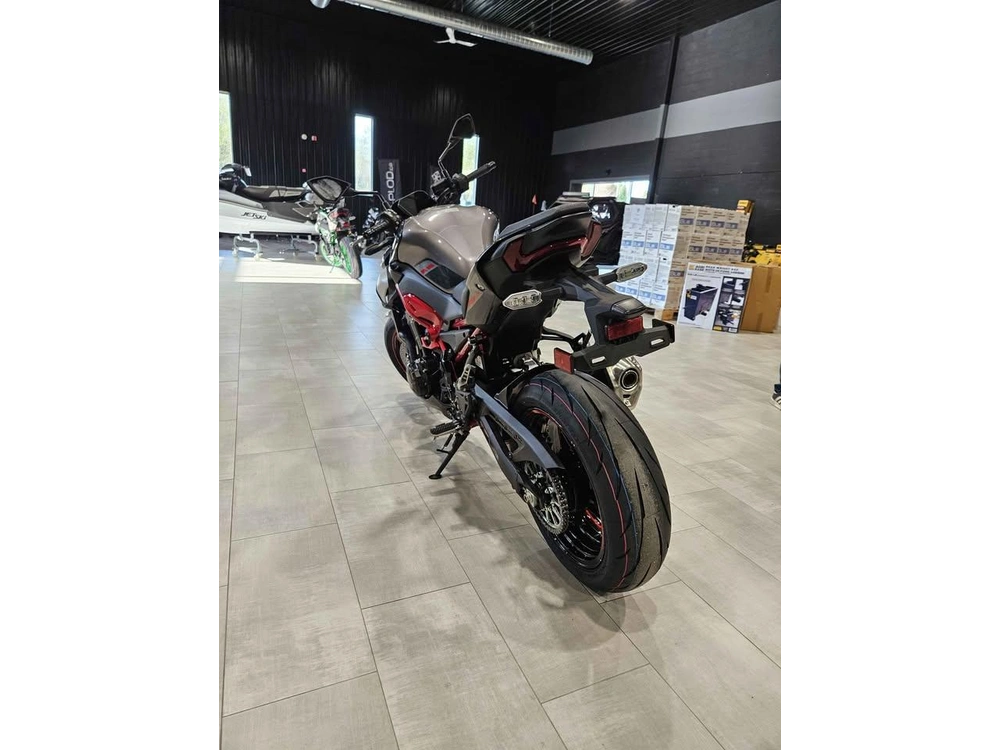 Kawasaki Z900 2025 alt