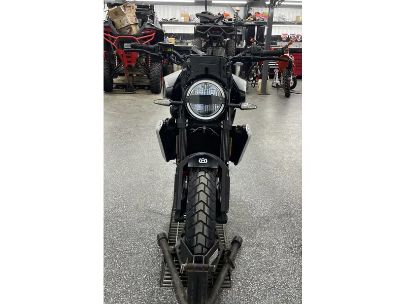 2025 Husqvarna SVARTPILEN 801