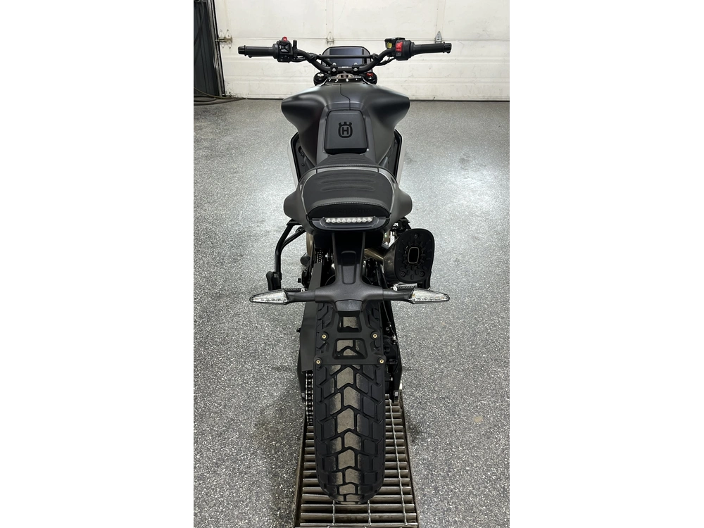 Husqvarna Svartpilen 801 2025 alt