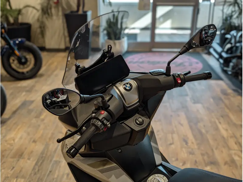 2025 BMW C 400 GT // Diamond White Metallic