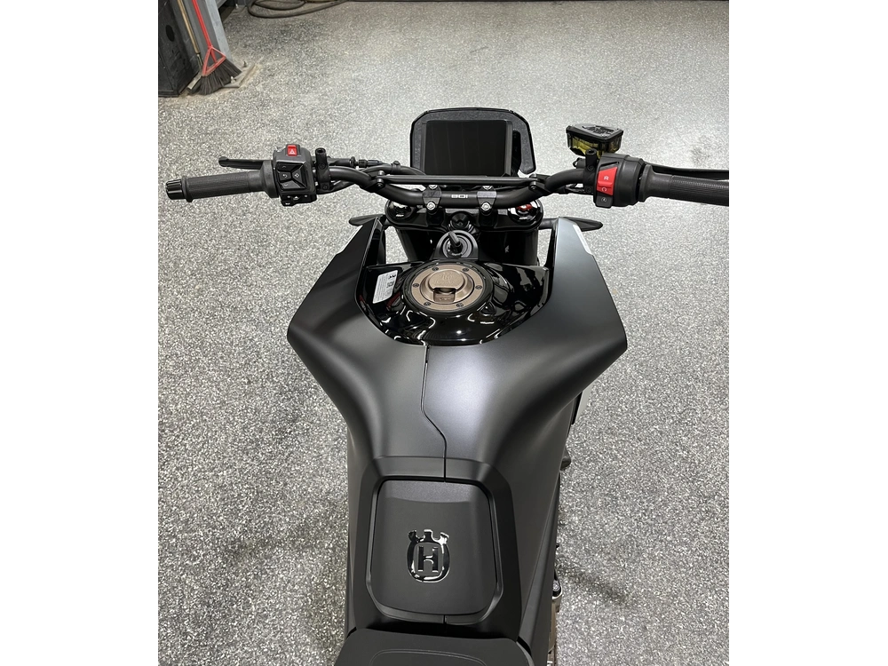 Husqvarna Svartpilen 801 2025 alt