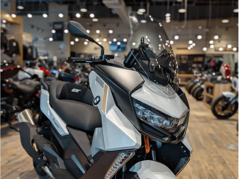 2025 BMW C 400 GT // Diamond White Metallic