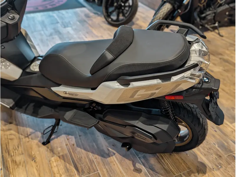 2025 BMW C 400 GT // Diamond White Metallic