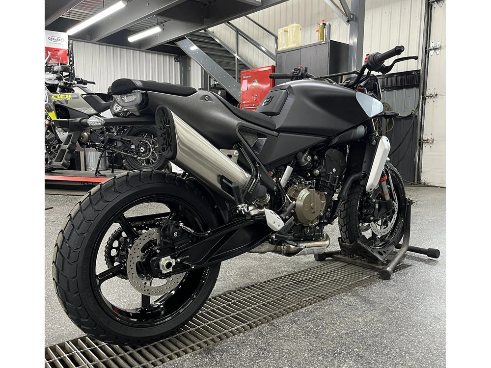 Husqvarna Svartpilen 801 2025 alt