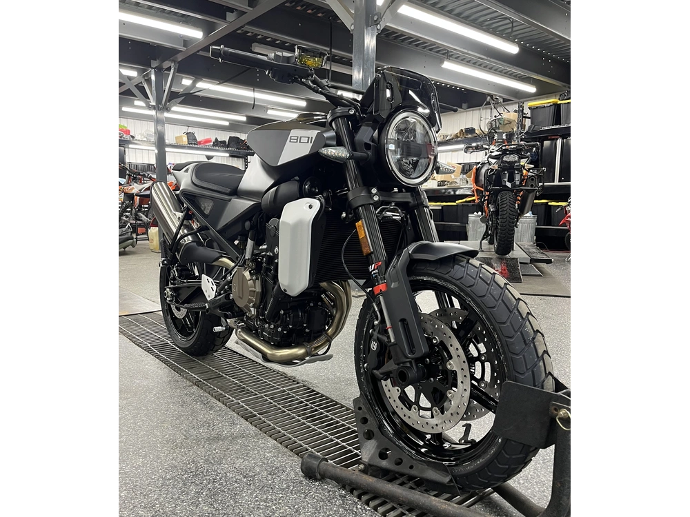 Husqvarna Svartpilen 801 2025 alt