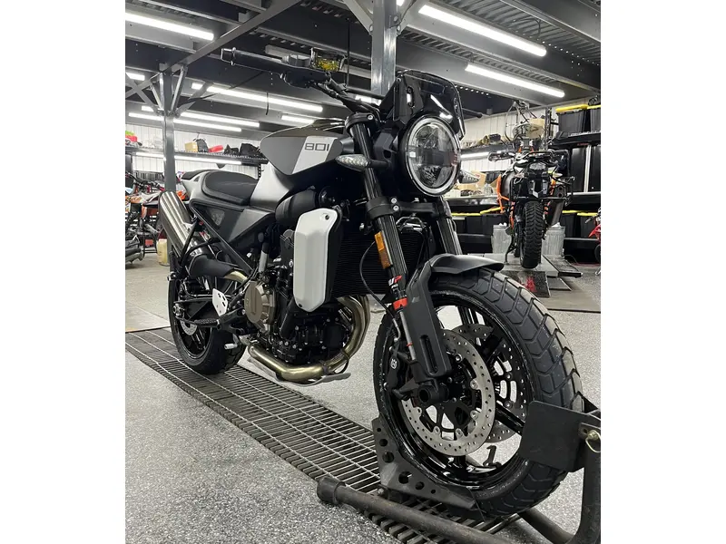 2025 Husqvarna SVARTPILEN 801