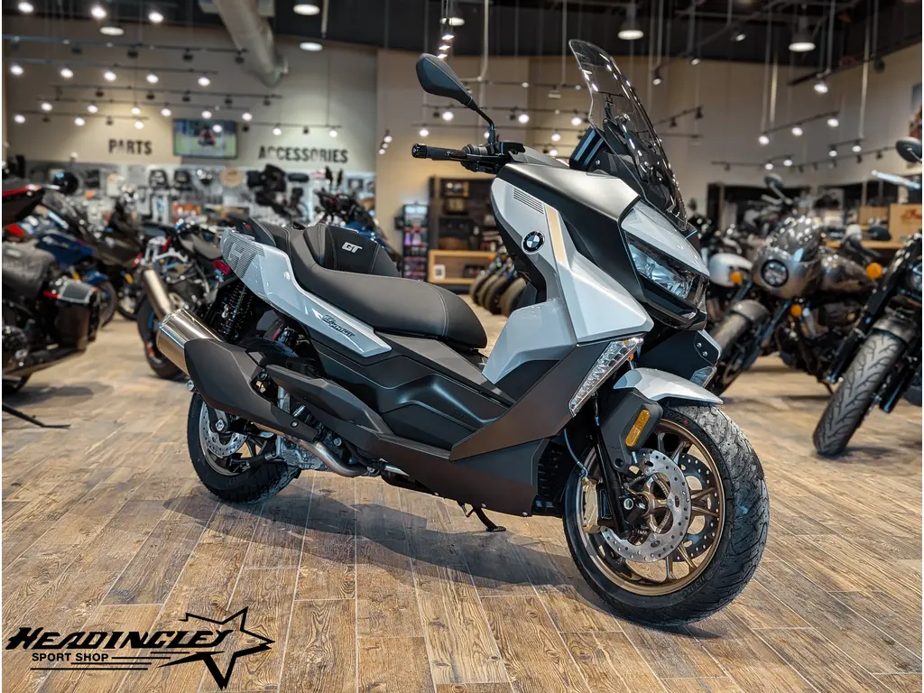 2025 BMW C 400 GT // Diamond White Metallic 