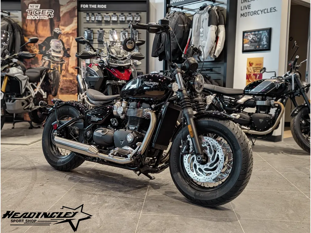 2025 Triumph Bonneville Bobber // Jet Black w/ High Handlebars & Forward Controls