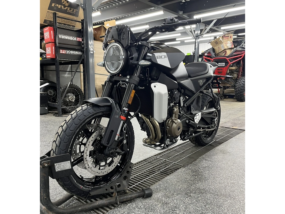 Husqvarna Svartpilen 801 2025 alt