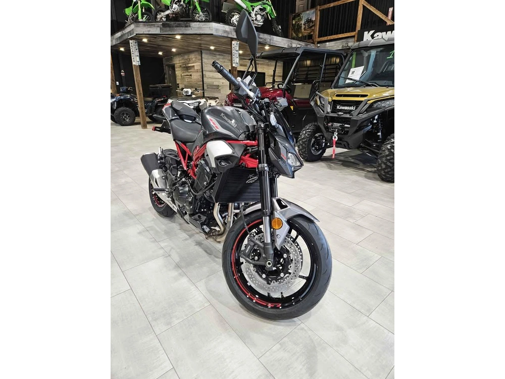 Kawasaki Z900 2025 alt