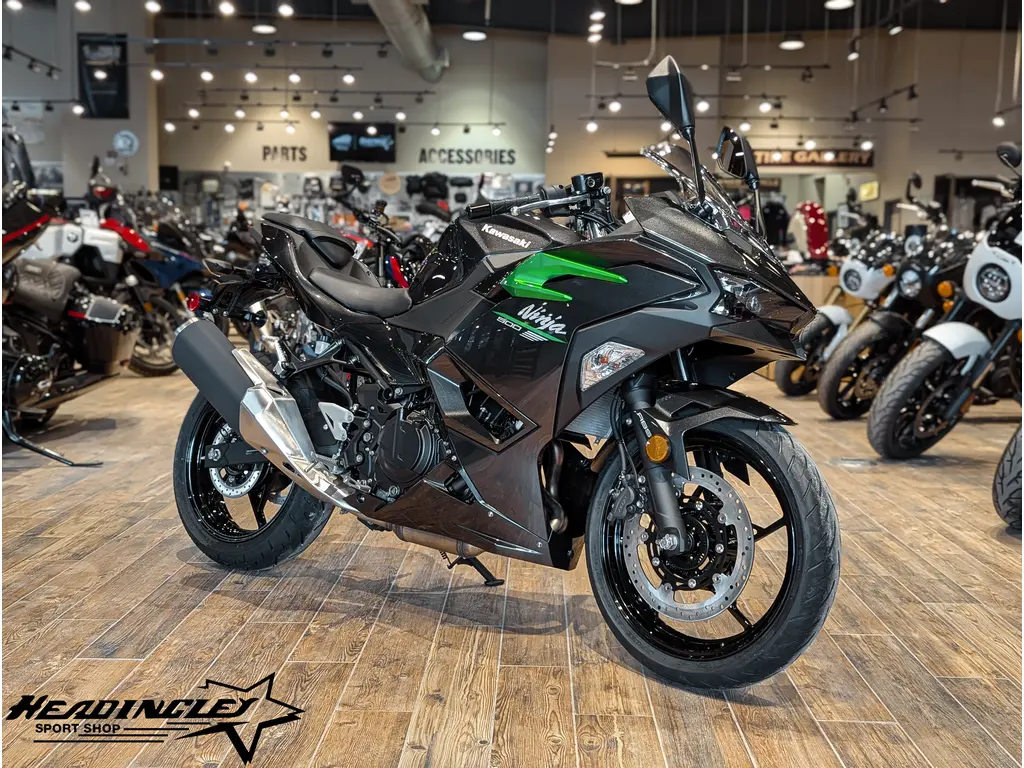 2025 Kawasaki Ninja 500 // Metallic Carbon Gray/Candy Lime Green 
