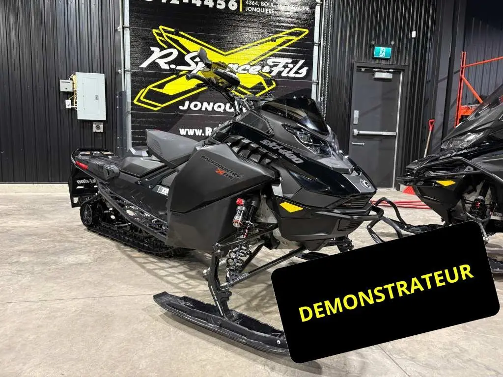 2025 BRP BACKCOUNTRY X-RS 146 (43 ») 850 E-TEC Ice Storm 150 1.5 » E.S. w/ 10.25 » Touchscreen 2025