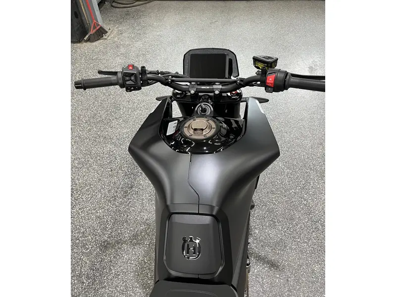 2025 Husqvarna SVARTPILEN 801