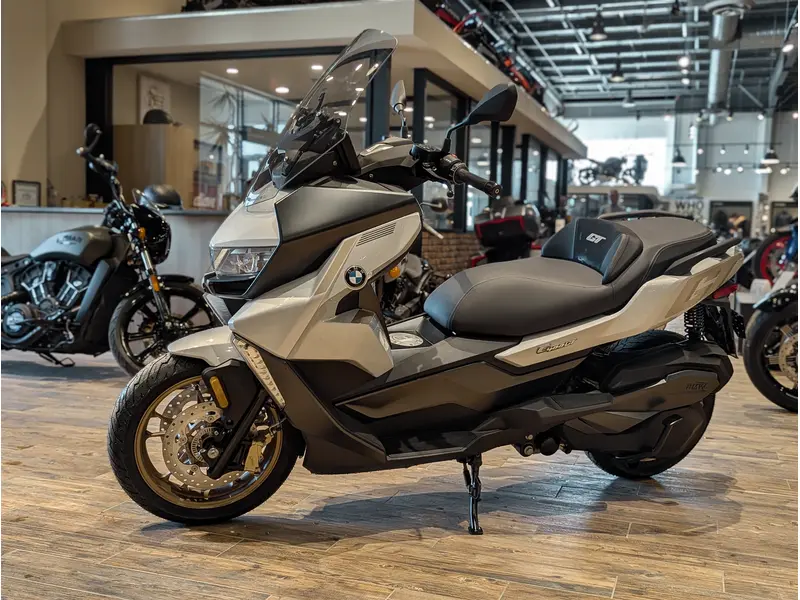 2025 BMW C 400 GT // Diamond White Metallic