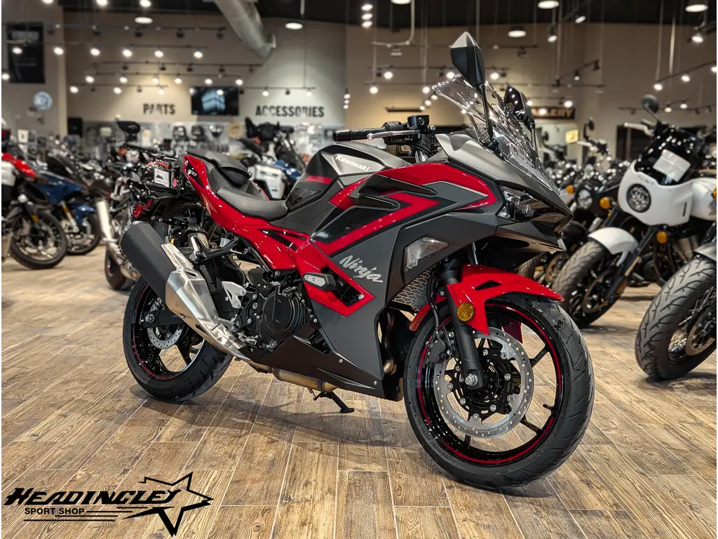 2025 Kawasaki Ninja 500 SE // Passion Red/Metallic Flat Spark Black/Metallic Matte Dark Gray 
