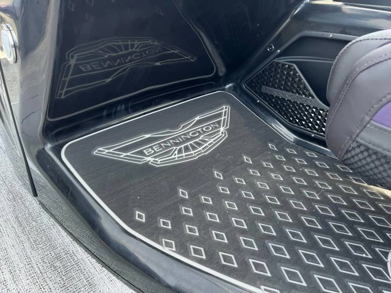 Bennington Marine M24 L-bench Arche Sport Demo 2025 alt