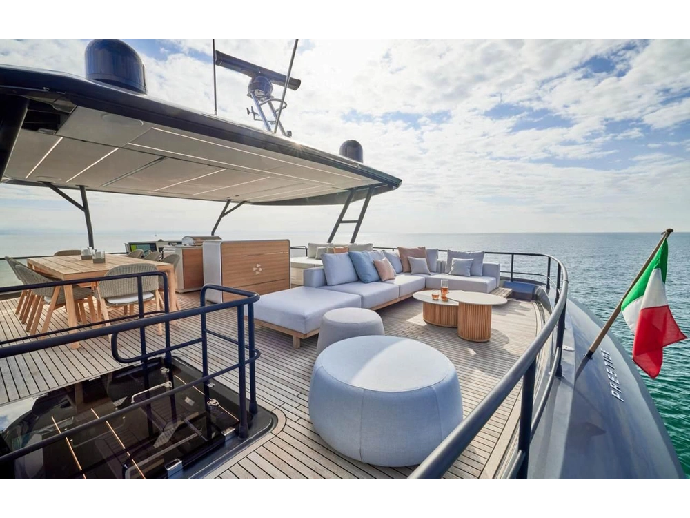 2026 Prestige Yachts M8 alt