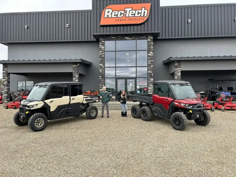 2025 Can-Am Outlander X mr 1000R Hyper Silver & Legion Red