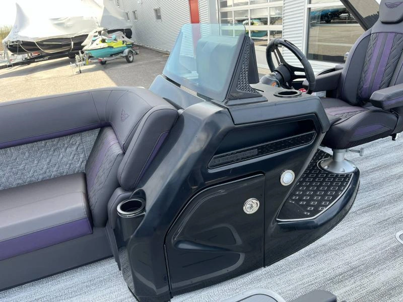 Bennington Marine M24 L-bench Arche Sport Demo 2025 alt