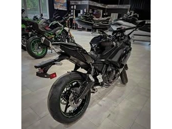 Kawasaki Ninja 650 2025 alt