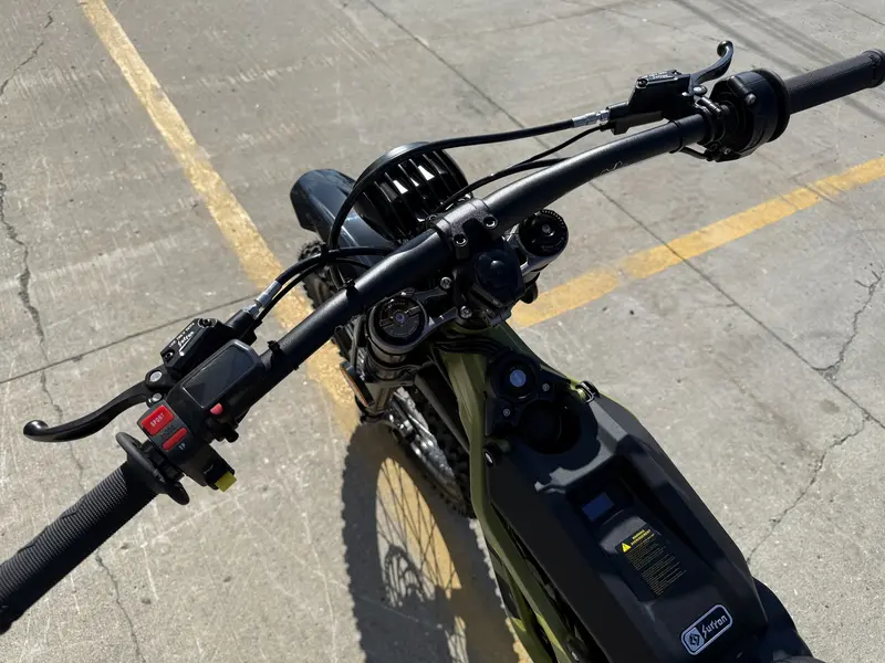 2025 Surron LIGHT BEE X MOTOCROSS ÉLECTRIQUE