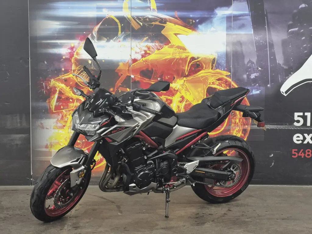 Kawasaki ZR900 2023