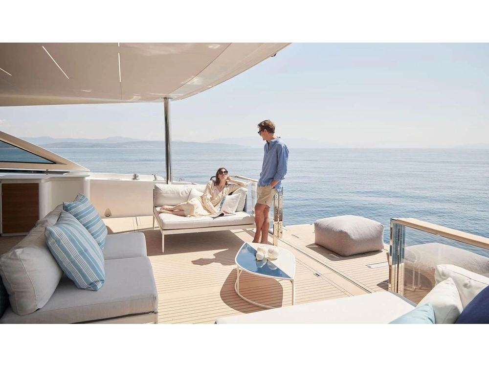 2026 Prestige Yachts M8 alt