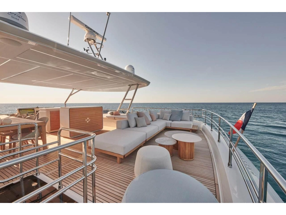 2026 Prestige Yachts M8 alt