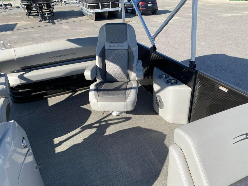 Bennington Marine L22 Swingback 3t Xpress Demo 2023 alt